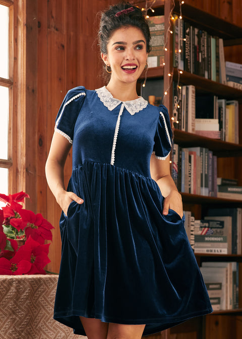 Viktoriansk klänning med spetskrage och viskande mönster-1