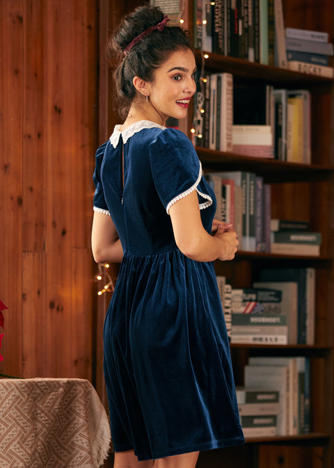 Viktoriansk klänning med spetskrage och viskande mönster-2