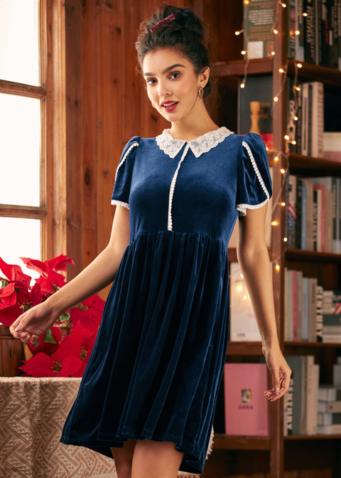 Viktoriansk klänning med spetskrage och viskande mönster-3