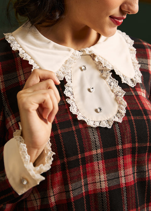 Spetsad lövklänning med shiftmönster-1