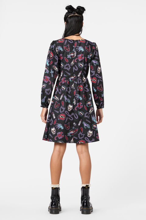 Sug i gotisk klänning-2