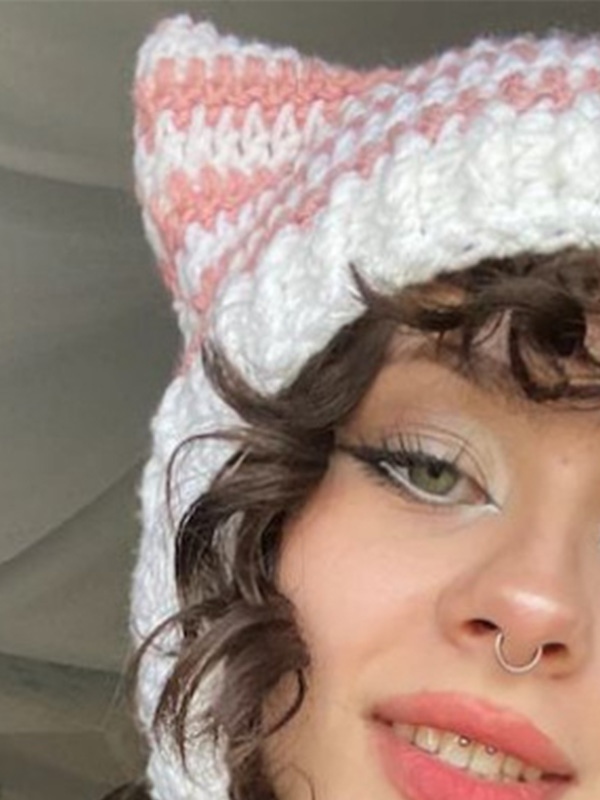 Handgefertigte Strickmütze mit Katzenohrstreifen-1